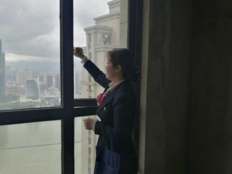 酒店掀开式窗户怎么关